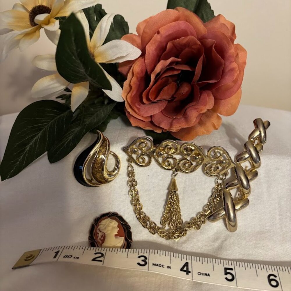 Beautiful and Unusual set of 4 Different Brooches for any occasion - Picture 14 of 16